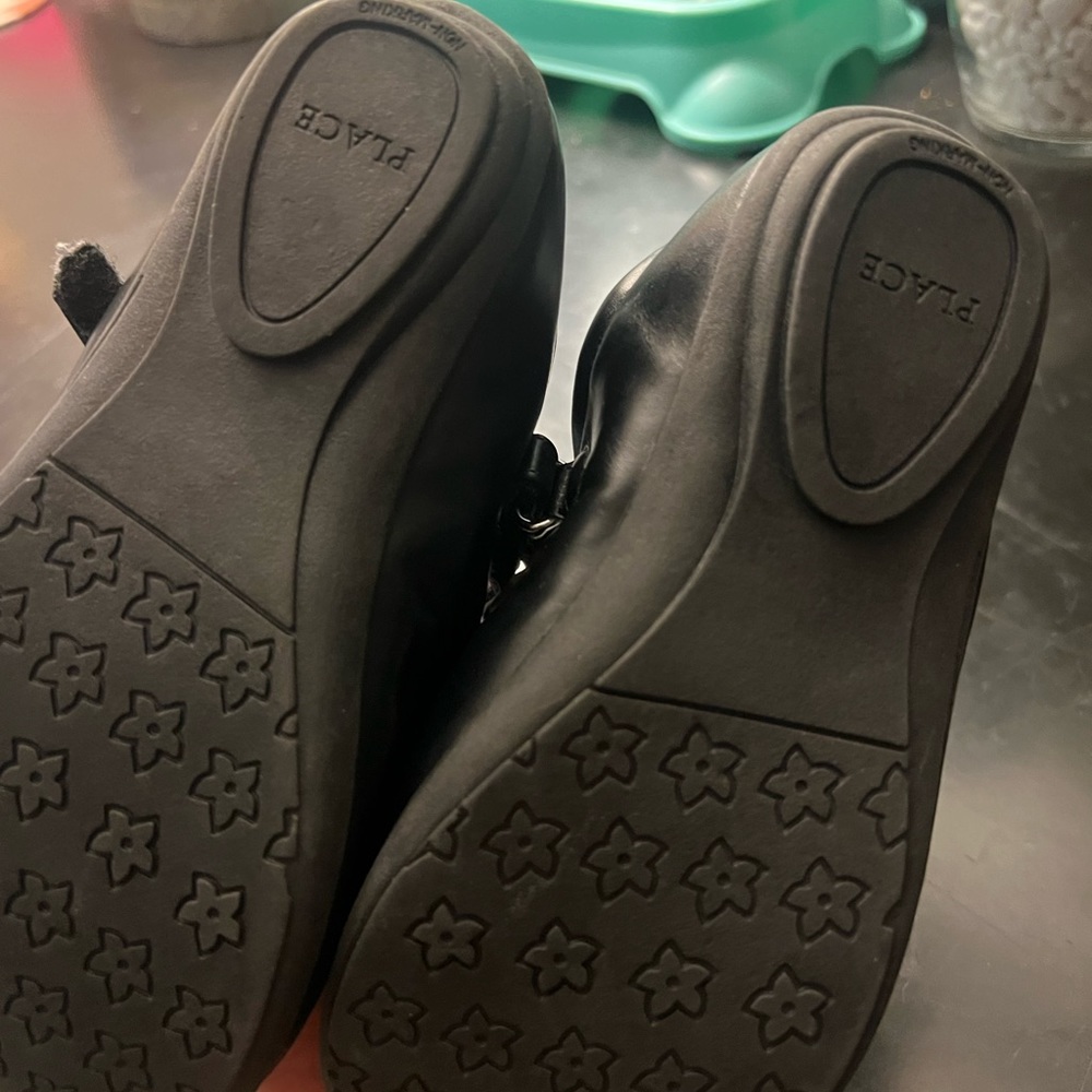 Lightly worn cute girls flats size 12.